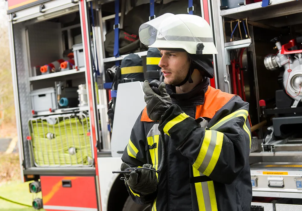 Feuerwehrmann am Funkgerät